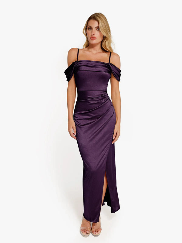 Vestido largo moldeador con hombros descubiertos, fruncido y brillo