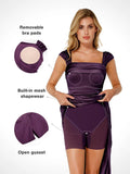 Vestido largo moldeador con hombros descubiertos, fruncido y brillo