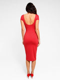 Robe mi-longue moulante à manches courtes et dos nu